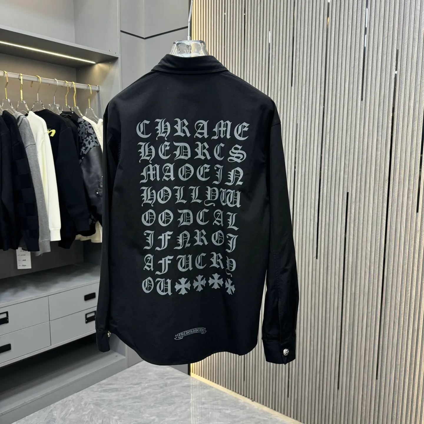 🅿️310 new arrival🆕 CH Croix heart horseshoe printing technology with hardware fasteners｜Lapel mid-length shirt jacket with horseshoe logo; letter logo buttons on the upper body, the effect is straight and stylish; cufflinks are all cross buttons, with hemming treatment on the inside; noteworthy details are included, the square mark on the hem must be a three-line motorcycle, not sewn by a flat machine. One piece is overweight, this quality is only available in red Color: Black White Size: S-xxl